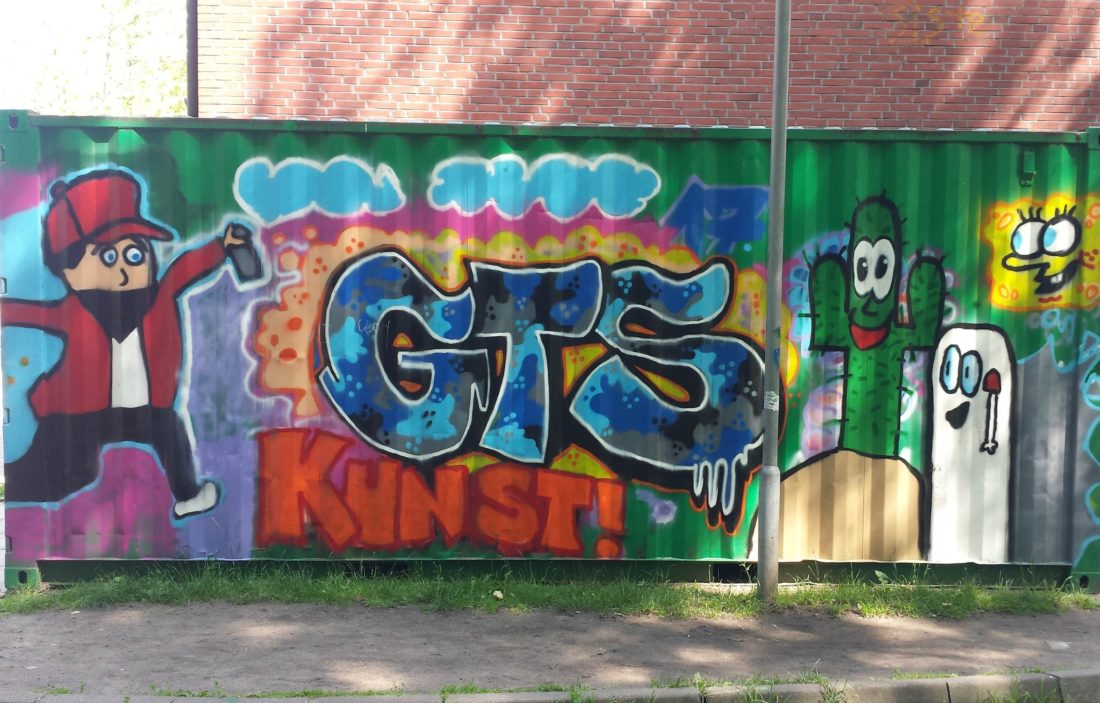 Bunt besprühter Container mit dem Graffiti-Schriftzug „GTS Kunst“.