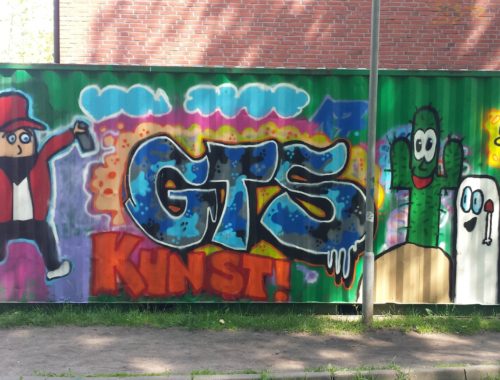 Bunt besprühter Container mit dem Graffiti-Schriftzug „GTS Kunst“.