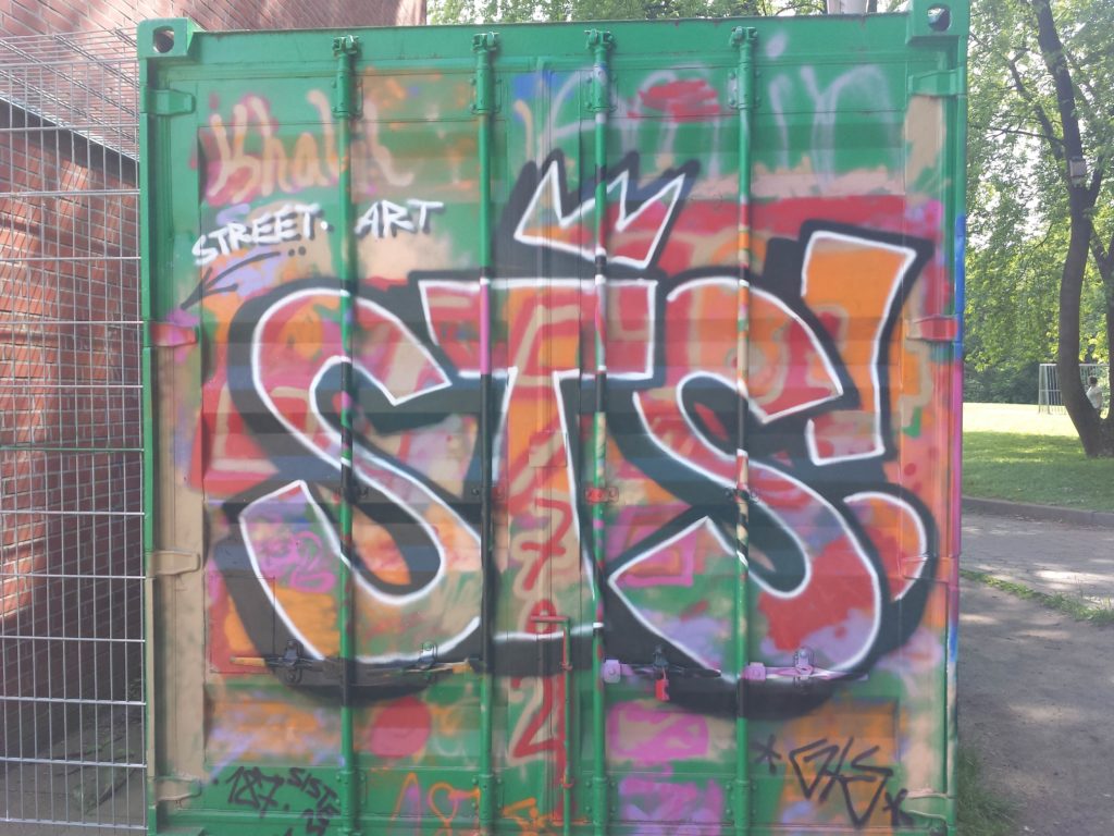 Graffiti mit dem Schriftzug „StS“ auf einem Container.