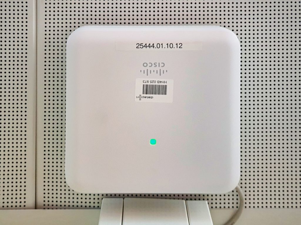 WLAN-Accesspoint an der Decke eines Klassenraums.