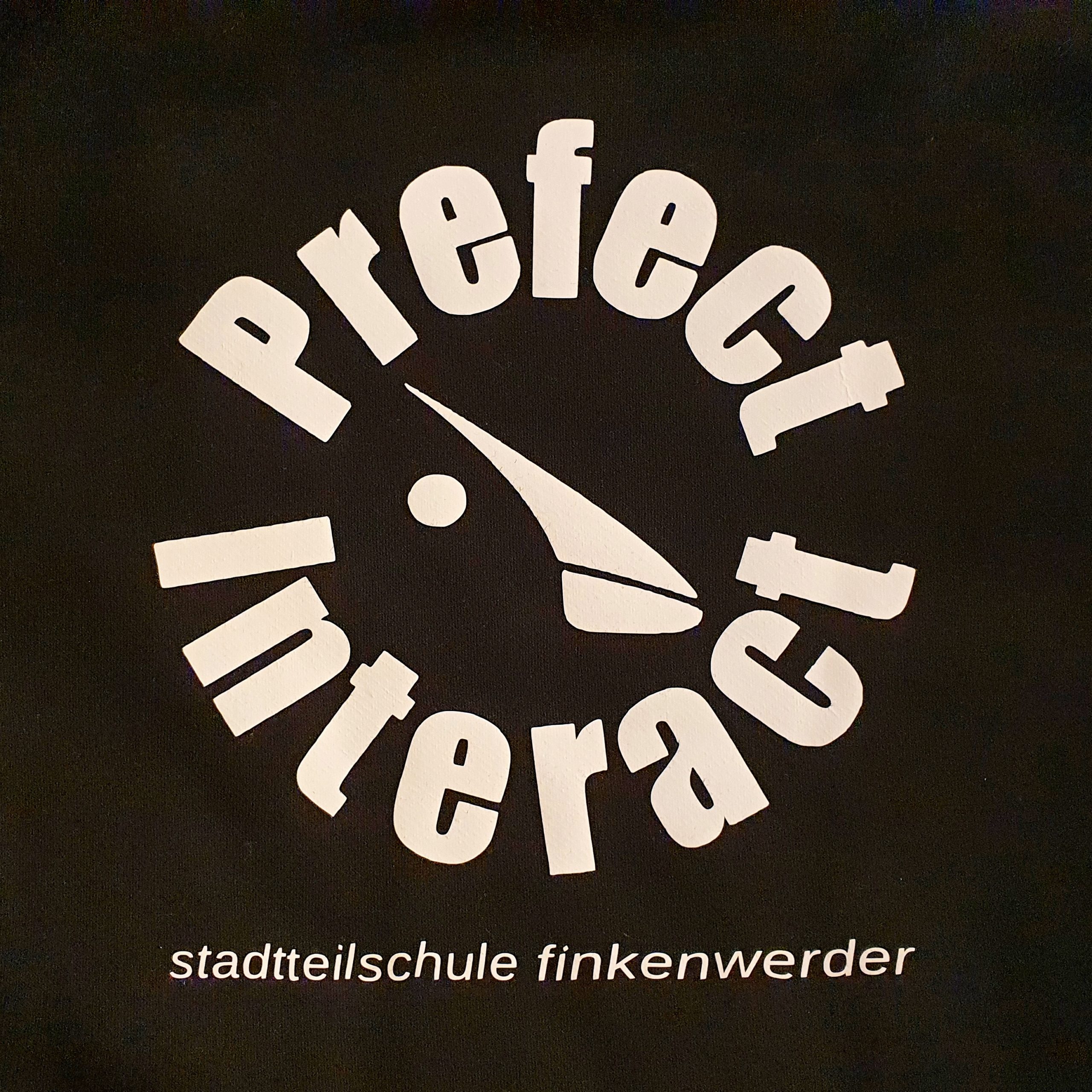 Logo „Prefect Interact – Stadtteilschule Finkenwerder“ auf einem schwarzen Shirt.