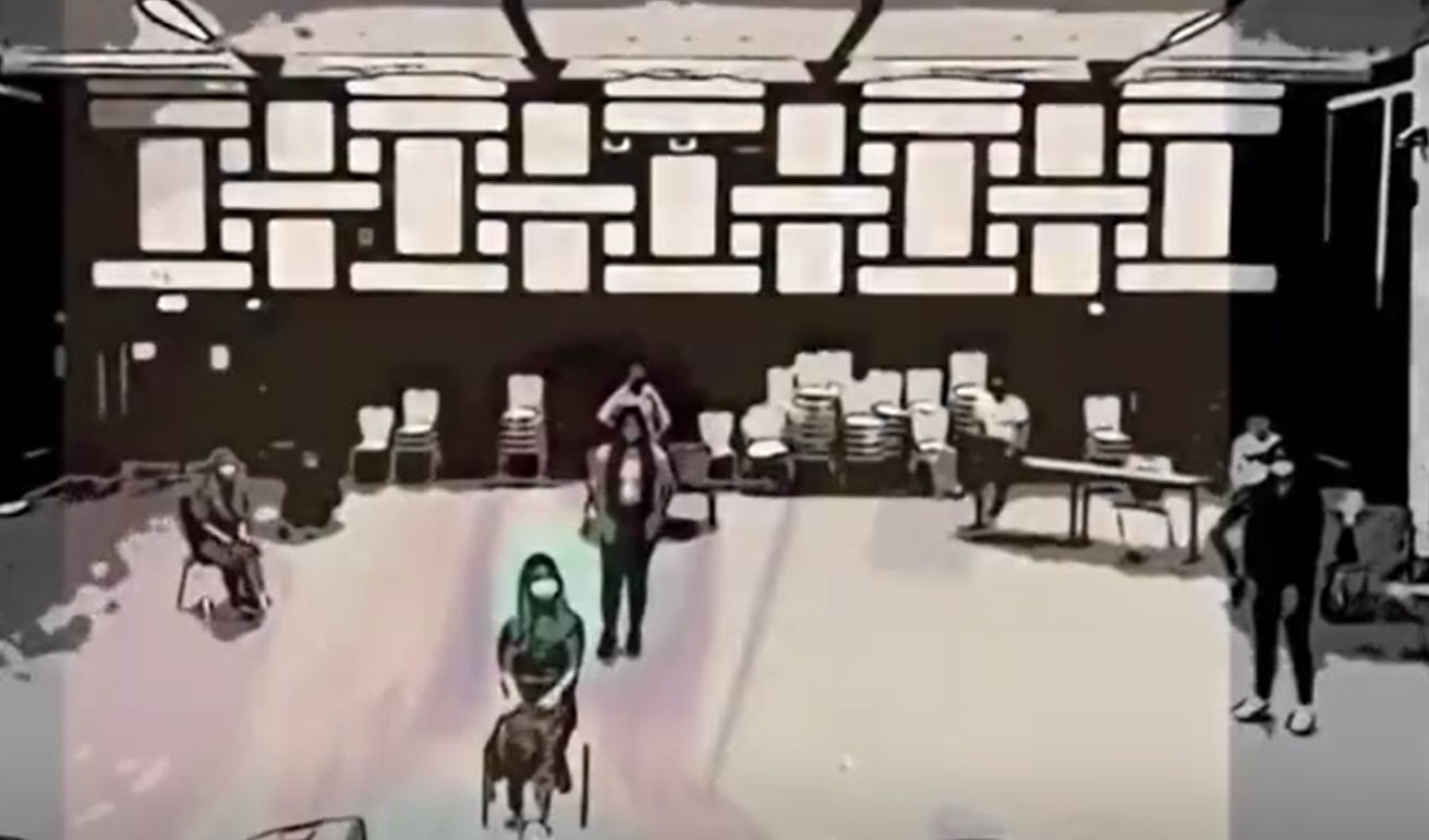 Schwarz-weiß bearbeitetes Bild eines Konzerts in der Aula.