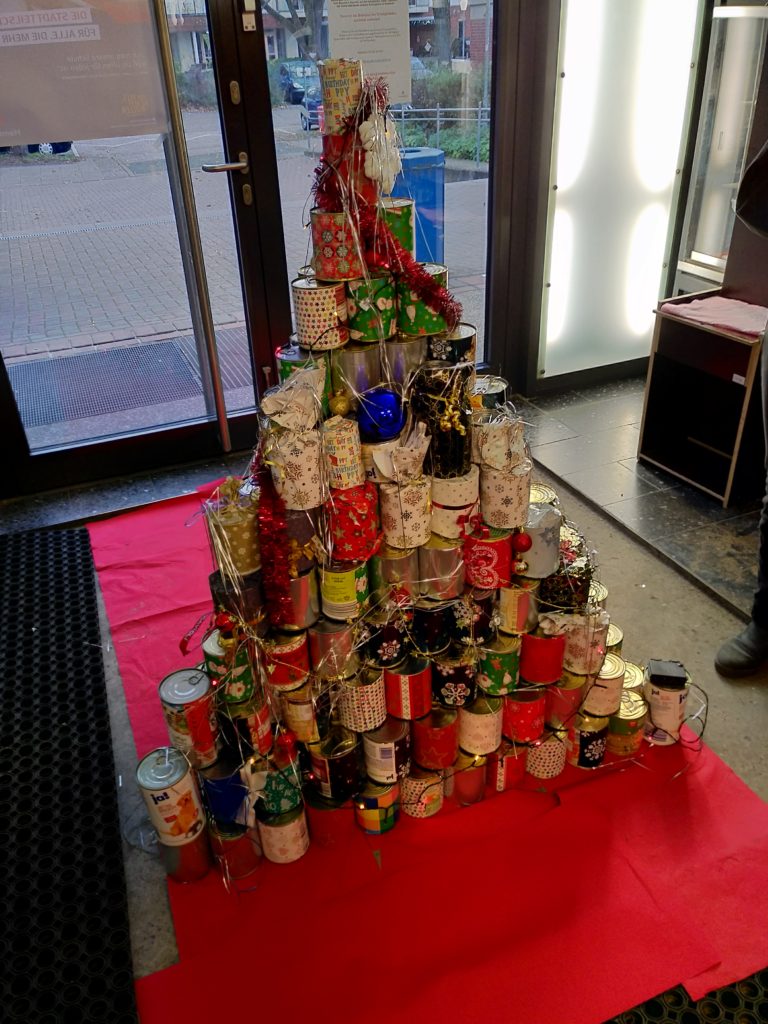 Aus Konservendosen gebauter „Baum der Gaben“ in der Pausenhalle.
