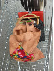 Selbst genähte Einkaufstasche aus Stoffresten in einem Einkaufswagen.