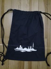 Schwarzer Turnbeutel mit aufgedruckter Hamburger Skyline.
