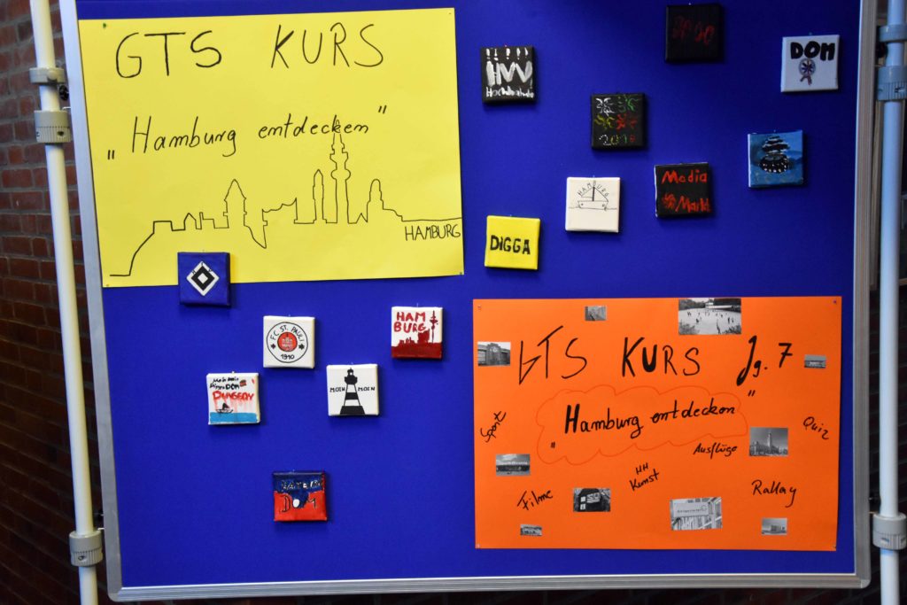 Pinnwand des GTS-Kurses „Hamburg entdecken“ mit Fotos und Zetteln.
