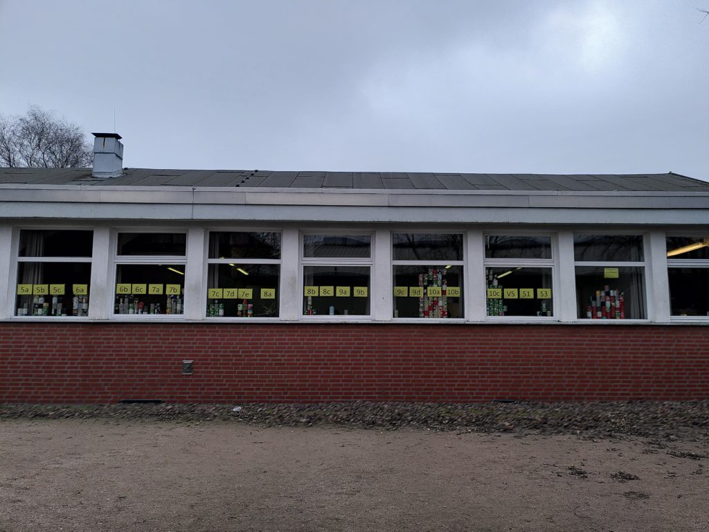 Schulgebäude von außen an einem grauen Tag.