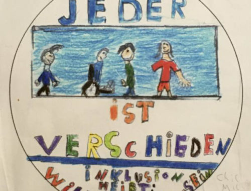 Kinderzeichnung mit dem Satz „Jeder ist verschieden – Inklusion heißt Willkommen sein“.