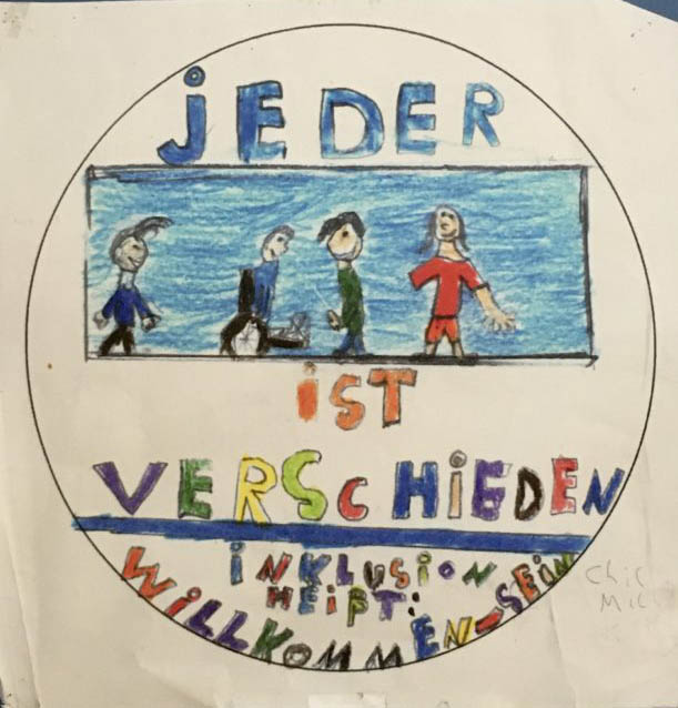 Kinderzeichnung mit dem Satz „Jeder ist verschieden – Inklusion heißt Willkommen sein“.