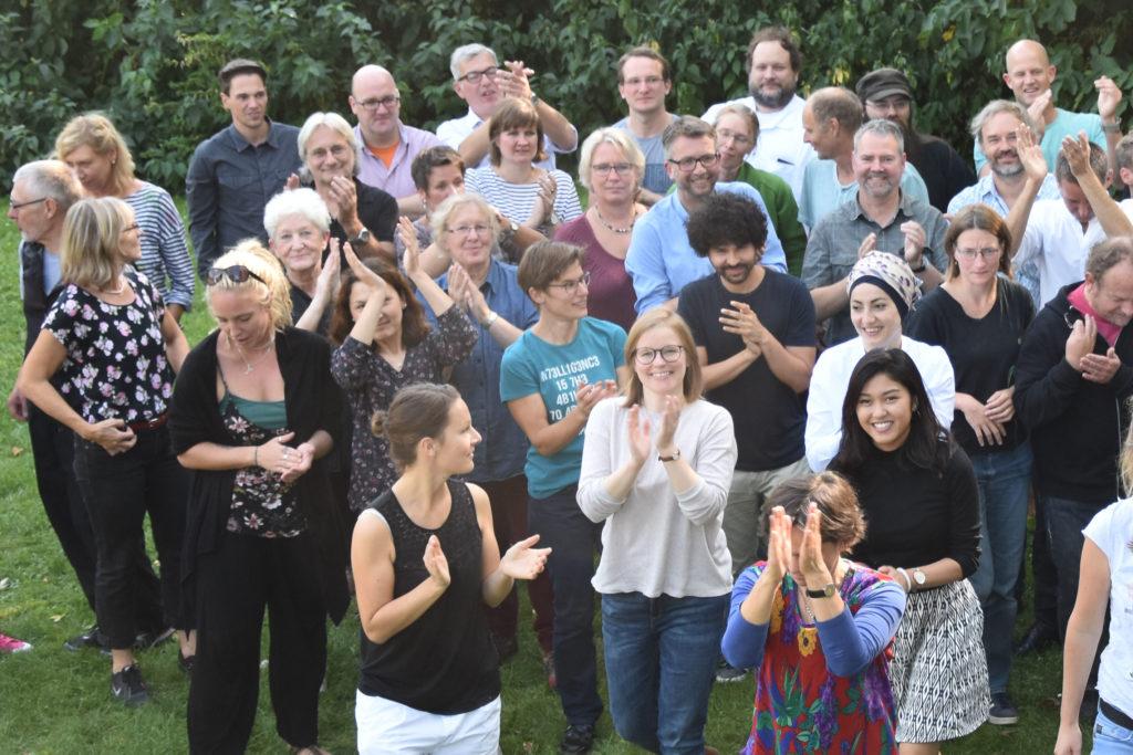Kollegium beim Gruppenfoto im Freien.