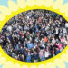 Viele Schülerinnen und Schüler im Kreis einer gemalten Sonnenblume.