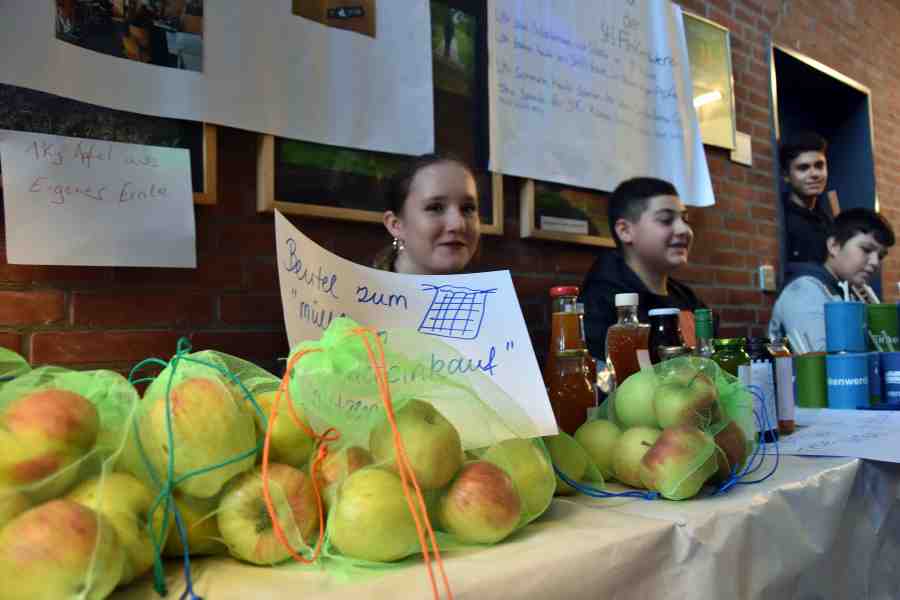 Verkaufsstand mit Äpfeln und Apfelsaft der Schülerfirma.
