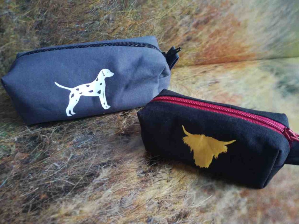 Selbst genähte Federmäppchen mit Tiermotiven.