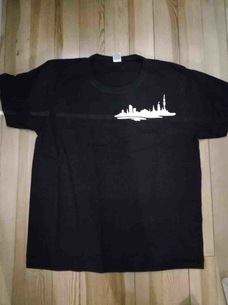 Schwarzes T-Shirt mit aufgedruckter Hamburger Skyline.