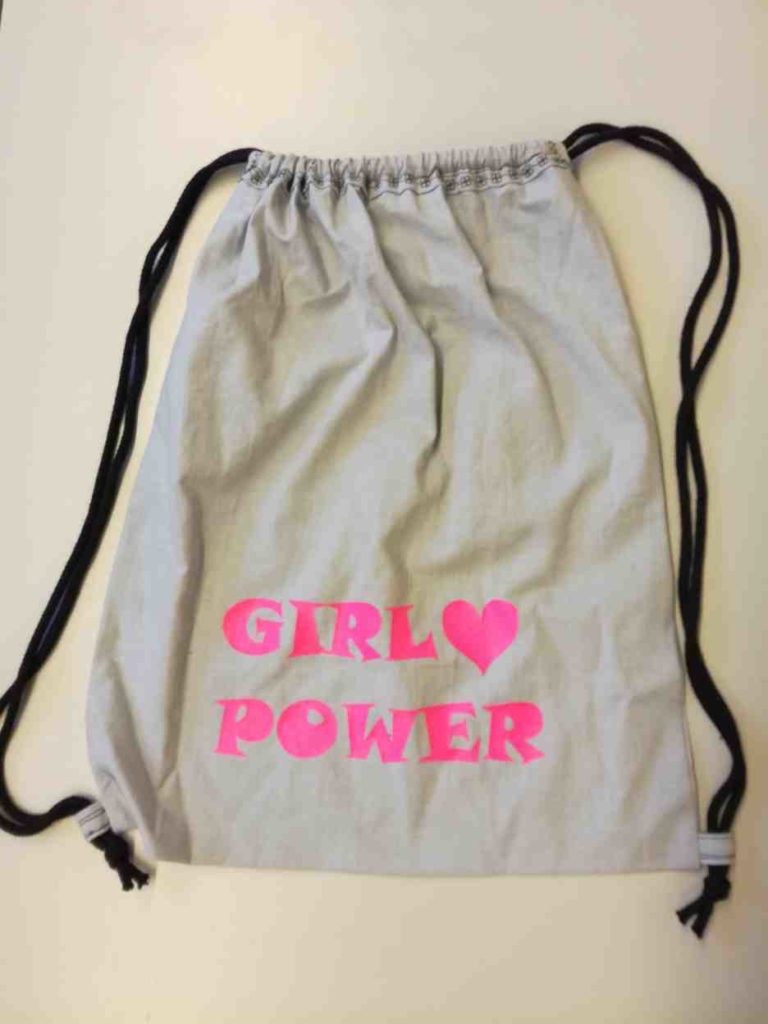 Turnbeutel mit der Aufschrift „Girl Power“.