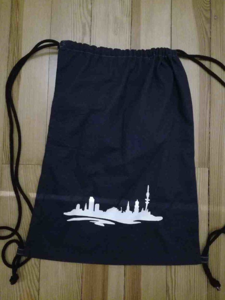 Schwarzer Turnbeutel mit Hamburger Skyline.