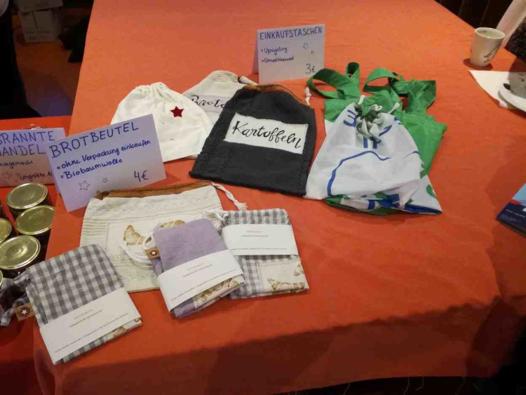 Verkaufstisch mit Taschen und Stoffbeuteln.