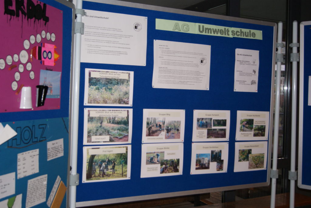 Stellwände mit Plakaten und Fotos zu Umweltprojekten.