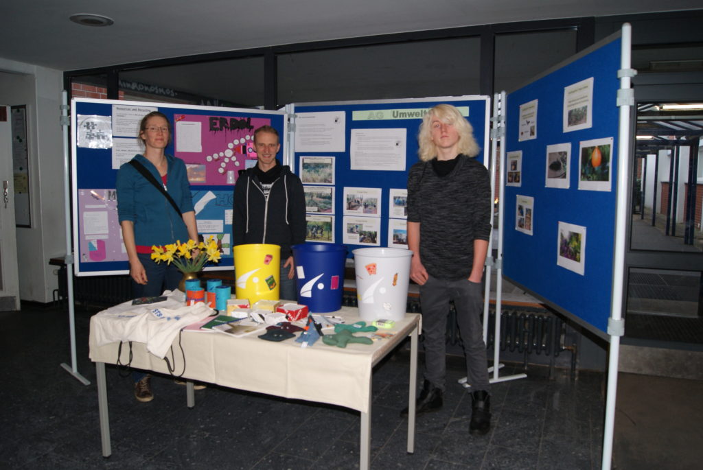 Infostand mit Stellwänden zur Umweltschule bei einer Veranstaltung.