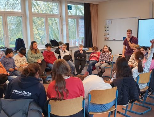Grundschulkinder beim Schnupperunterricht in einem Klassenraum.