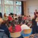 Grundschulkinder beim Schnupperunterricht in einem Klassenraum.