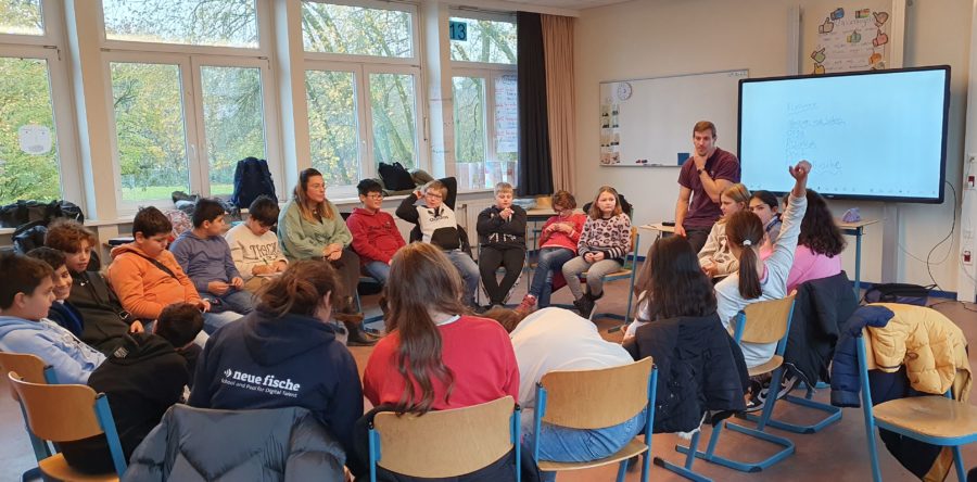 Grundschulkinder beim Schnupperunterricht in einem Klassenraum.