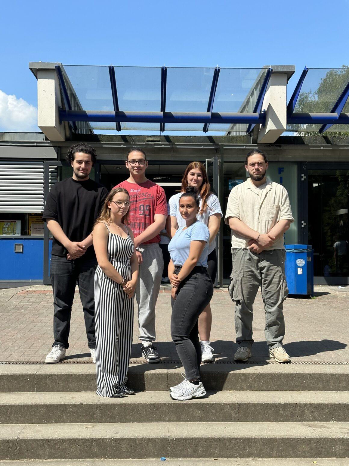 Das Schulsprecherteam vor dem Schulgebäude.