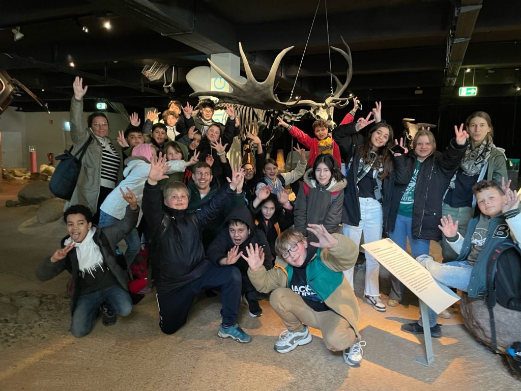 Gruppenfoto der Klasse im Archäologischen Museum vor einem Hirschskelett.