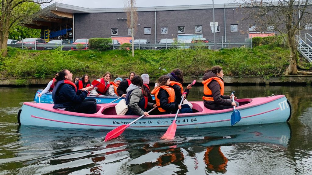 Großes Kanu mit der Austauschgruppe auf einem Kanal.