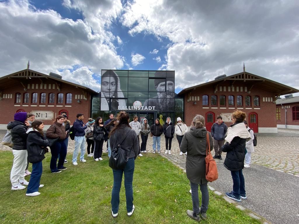 Austauschgruppe vor der BallinStadt in Hamburg-Veddel.