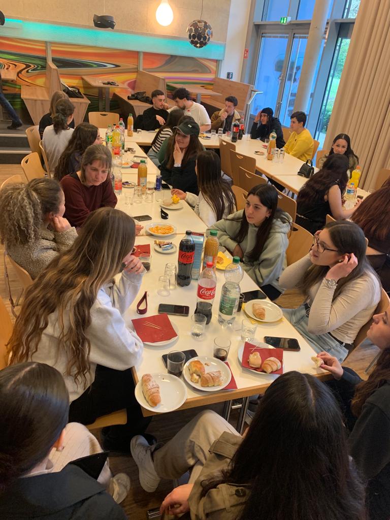 Austauschschülerinnen und -schüler beim Essen in einem Restaurant.
