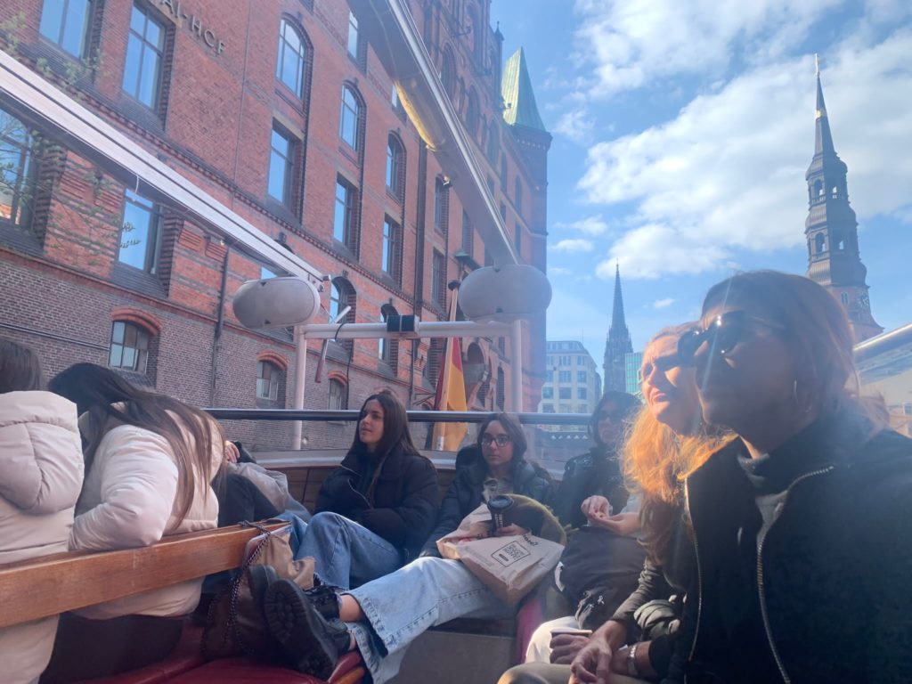 Gruppe auf einem Boot in der Speicherstadt.