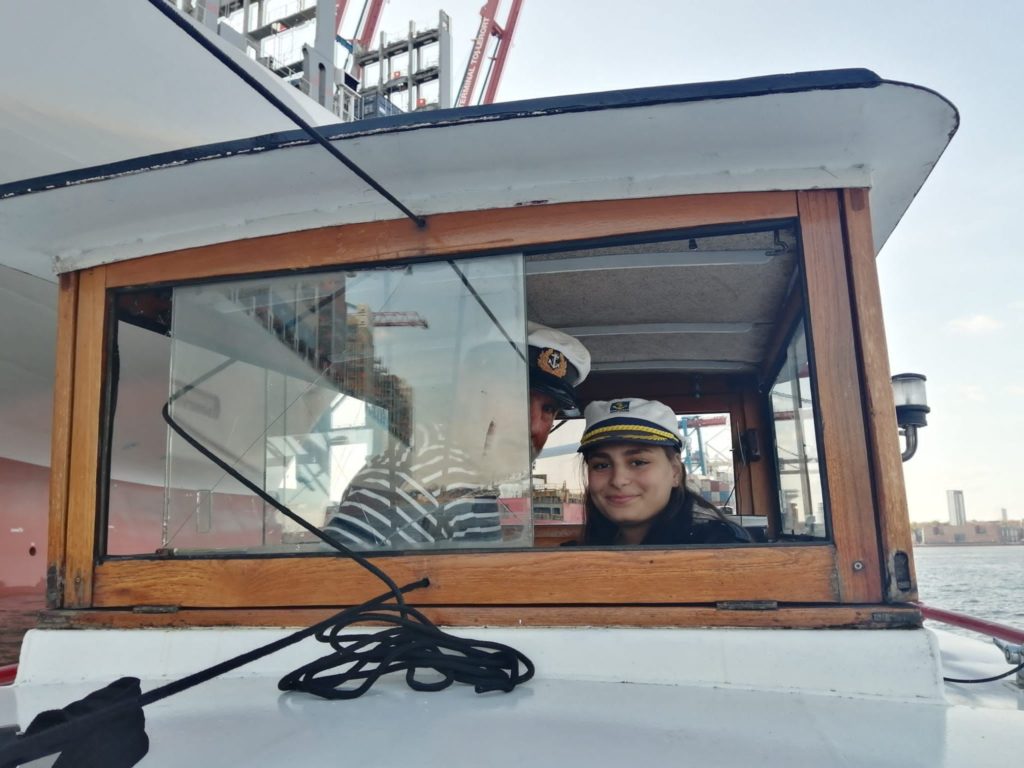 Blick in das Führerhaus einer Barkasse im Hamburger Hafen.