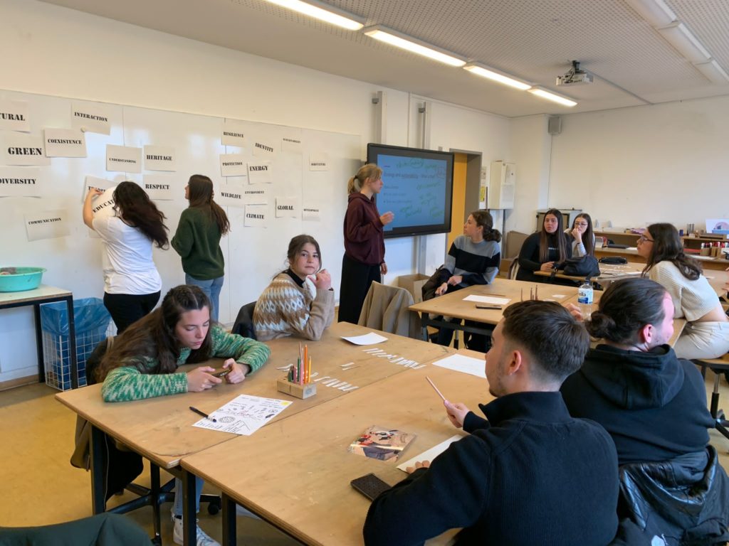 Gemeinsamer Workshop im Klassenraum mit Gästen aus Spanien.