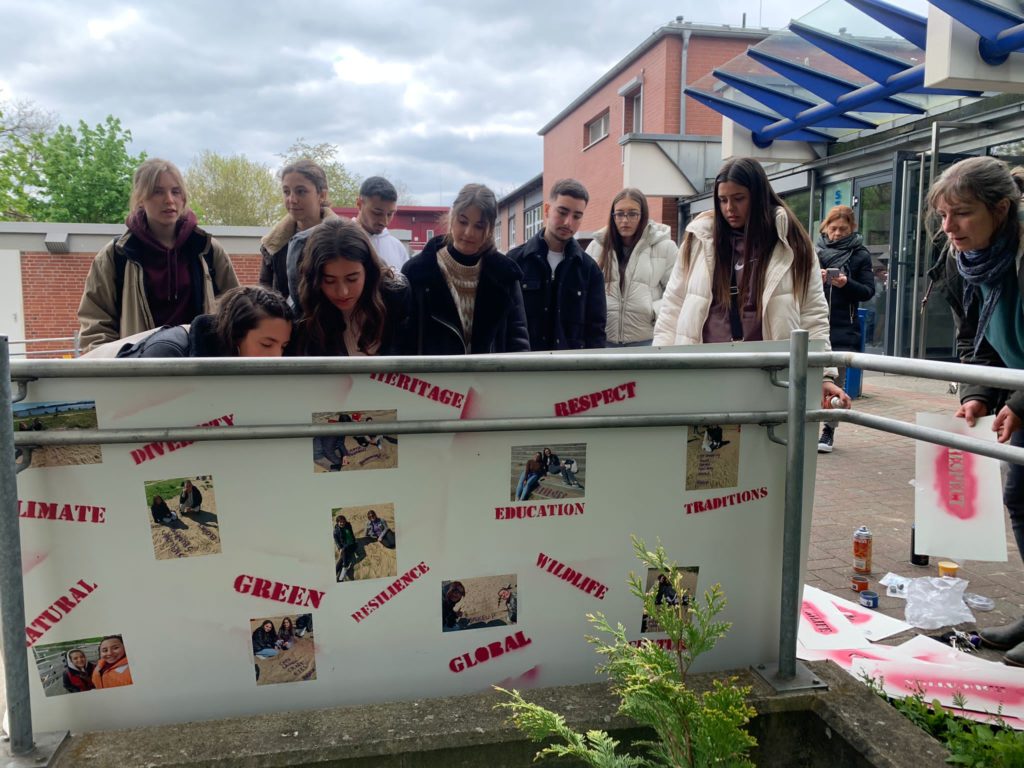 Stellwand mit Fotos und Texten zum Spanienaustausch.