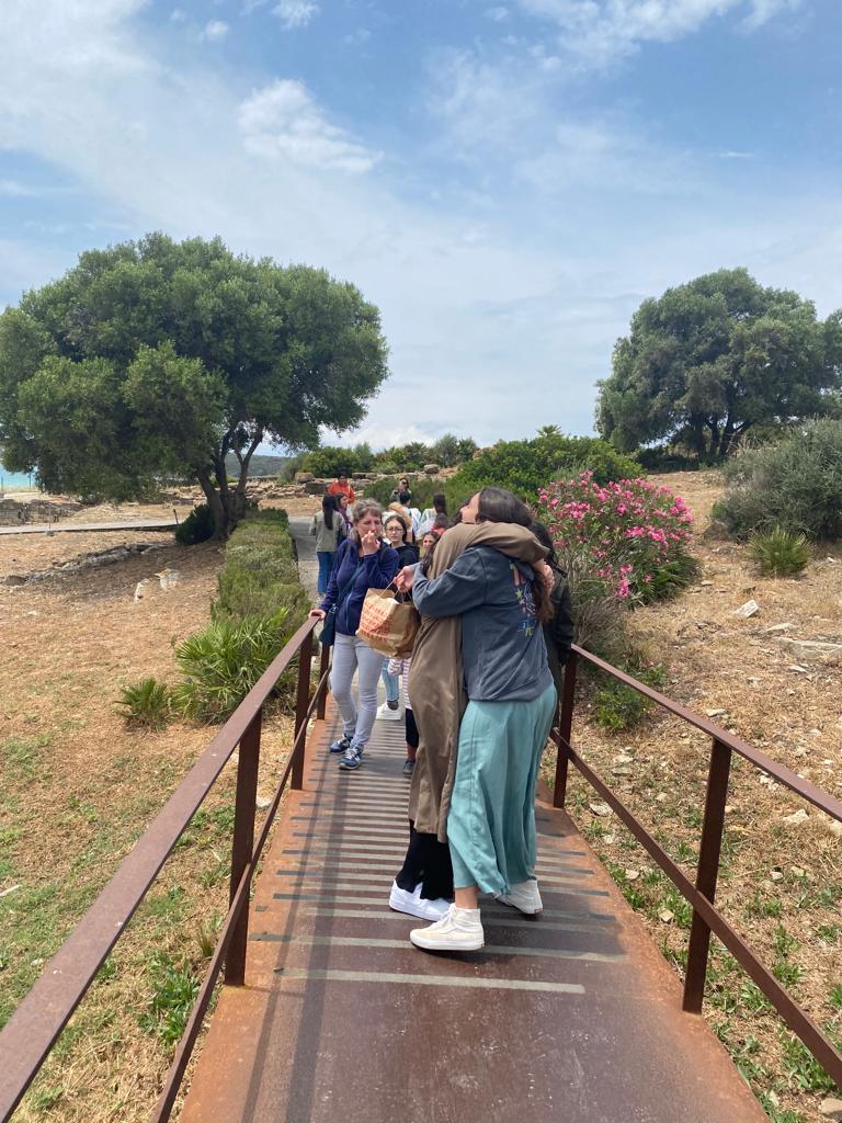 Wanderung auf einem Holzsteg durch die Landschaft Andalusiens.
