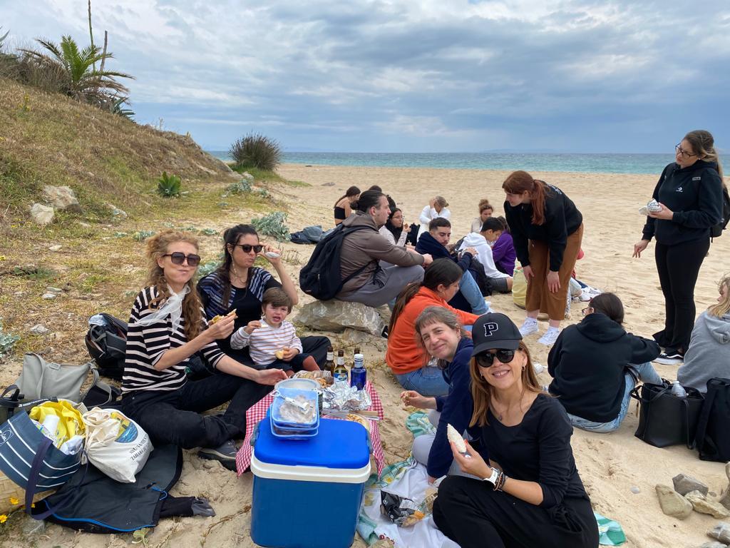Austauschgruppe macht Picknick am Strand.
