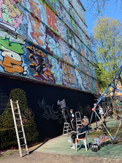 Bunt bemalte Hauswand mit Graffiti im Schanzenviertel.