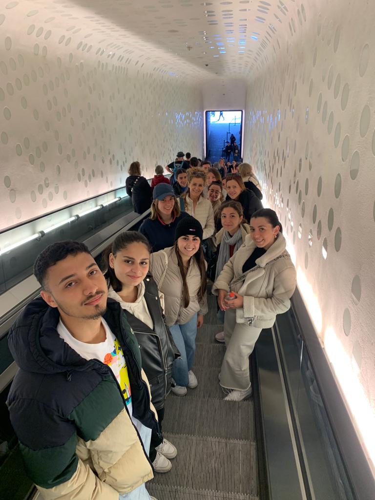 Austauschgruppe in einem langen Tunnel.