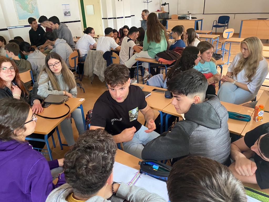 Schülerinnen und Schüler beider Schulen in einem Klassenraum in Spanien.