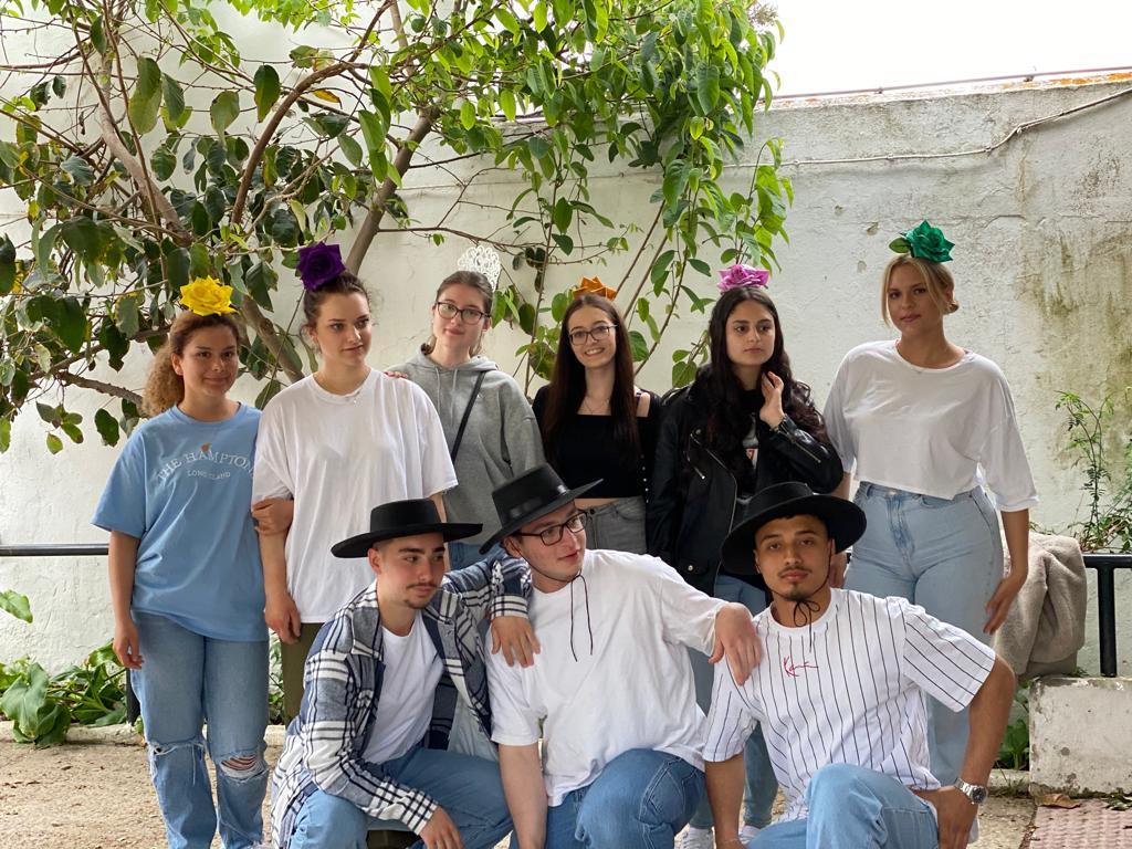 Gruppenfoto der Austauschschülerinnen und -schüler mit Hüten.