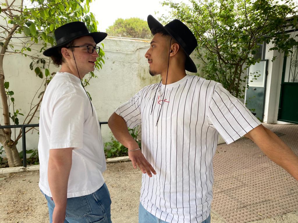 Zwei Schüler mit Hüten bei einem Flamenco-Workshop.