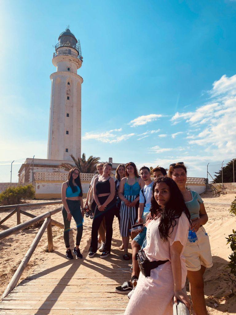 Austauschgruppe vor dem Leuchtturm von Trafalgar.