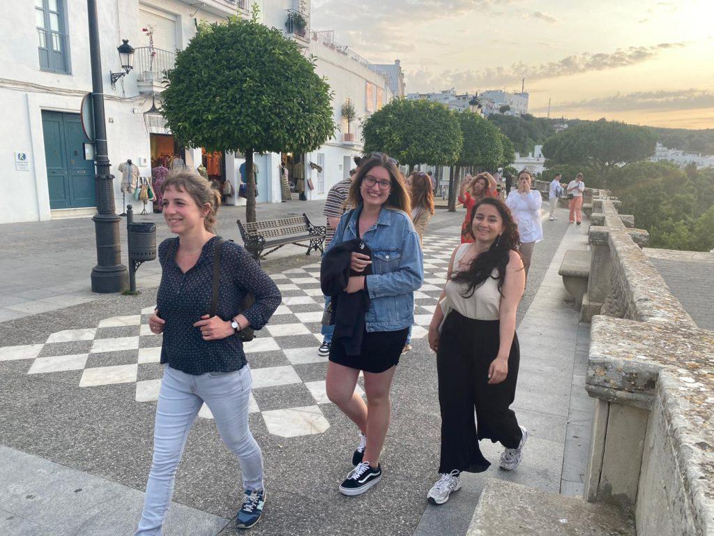 Schülerinnen spazieren durch die Altstadt von Vejer.