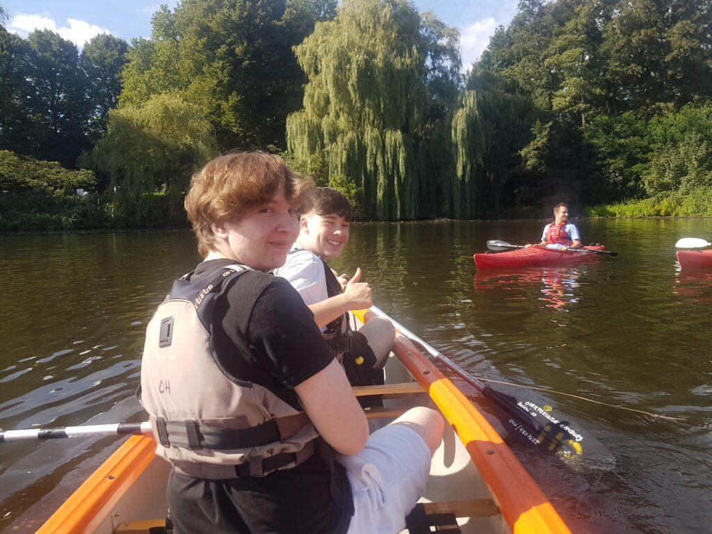 Schülerinnen und Schüler paddeln im Kanu auf der Alster.