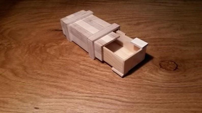 Selbst gebaute kleine Holzkiste mit Schublade.