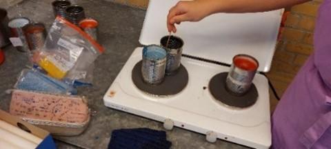 Experiment: Metallbecher auf einer Kochplatte.