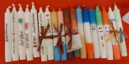 Bunt bemalte, selbst gestaltete Kerzen.