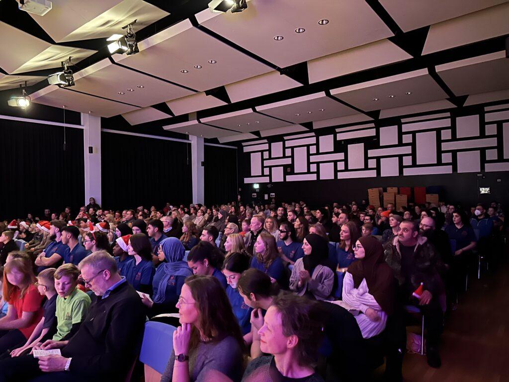 Publikum in der vollen Aula beim Weihnachtskonzert.