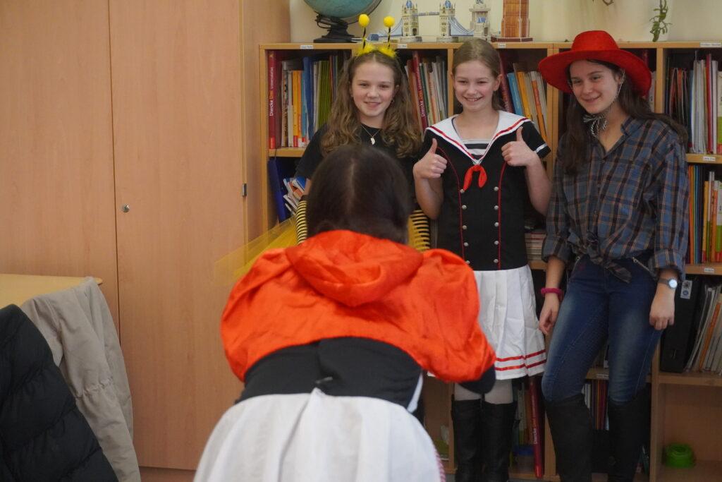 Verkleidete Schülerinnen und Schüler beim Fasching in der 5a.